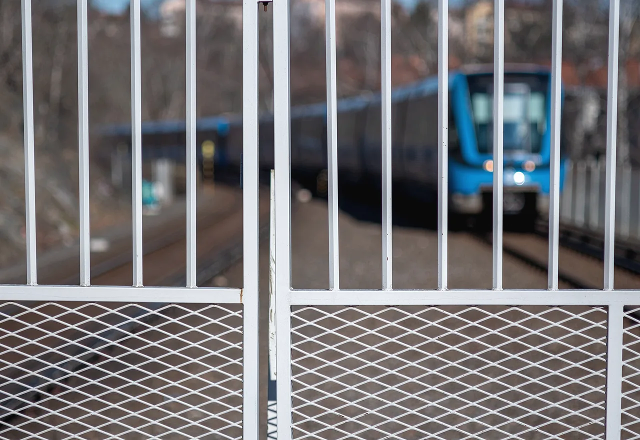 358 anti-climb security fence with narrow mesh openings