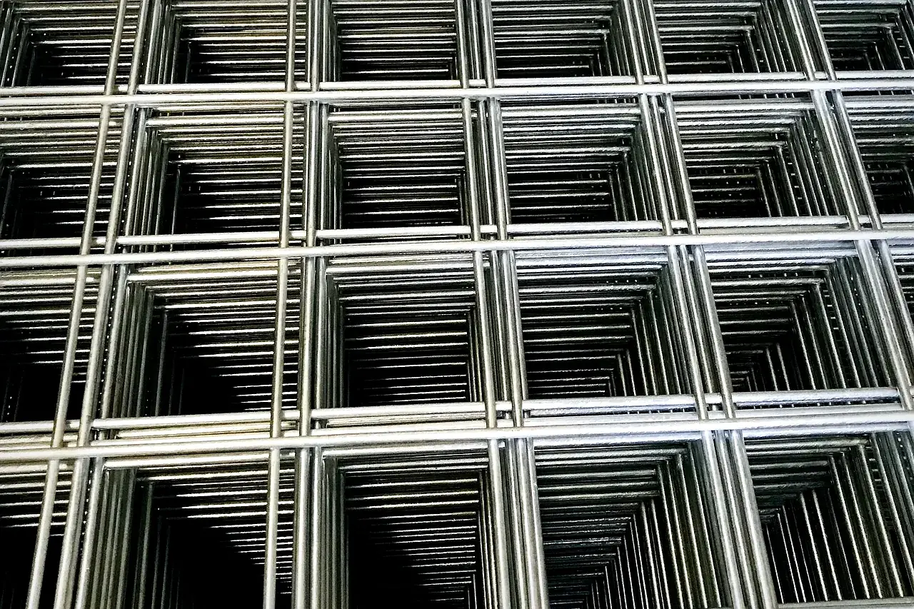 BRC roll top residential fence with smooth rolled edge