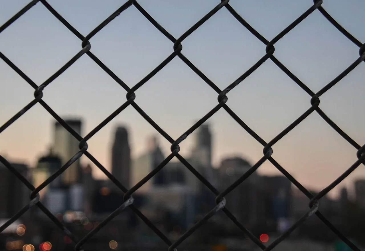 Chain link fence with diamond mesh opening