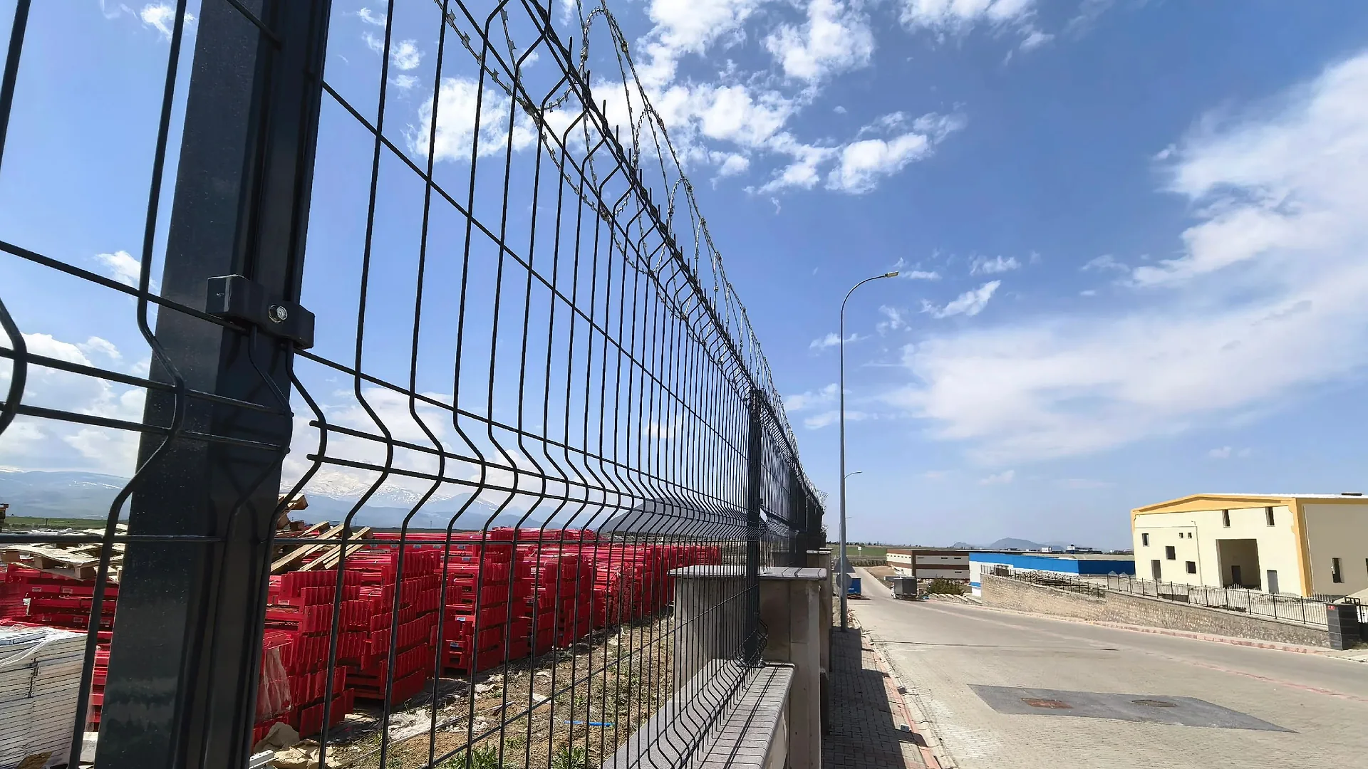Cerca de malla soldada 3D instalada con postes verdes